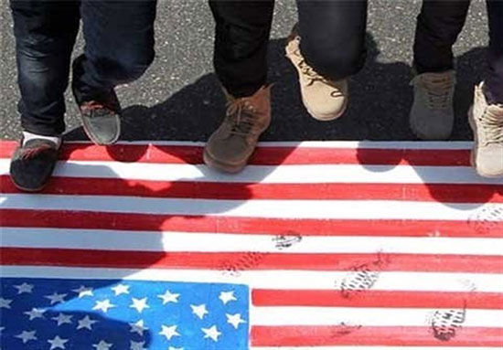 عراقی ها، پرچم اسرائیل و آمریکا را لگدمال کردند‌