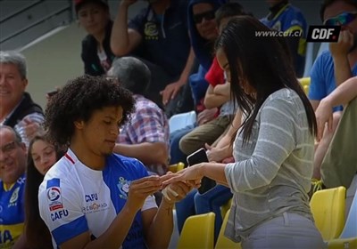 پایانی دراماتیک برای یک خواستگاری در زمین فوتبال!