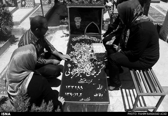 آهسته، پدر خوابیده‌ است...