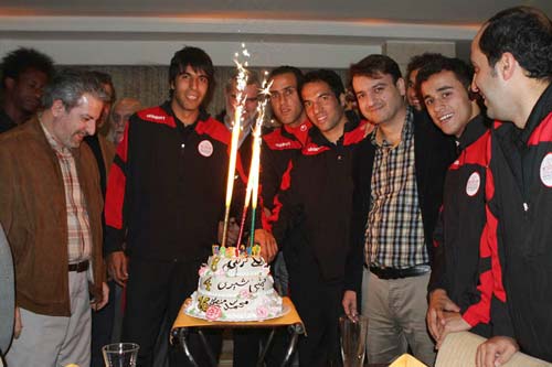جشن تولد علی کریمی در اردوی تیم/ عکس