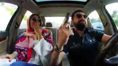 واکنش پلیس به تفنگ بازیِ افشانی و همسرش