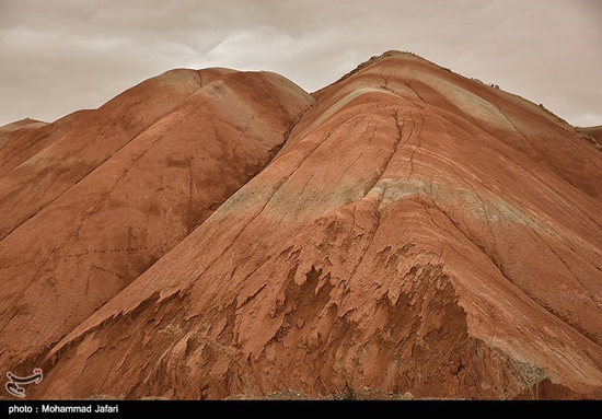 تصاویر دیدنی از تلالو رنگ در کوه های ماهنشان