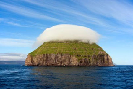 جزیره ای با کلاه ابری روی سر+عکس
