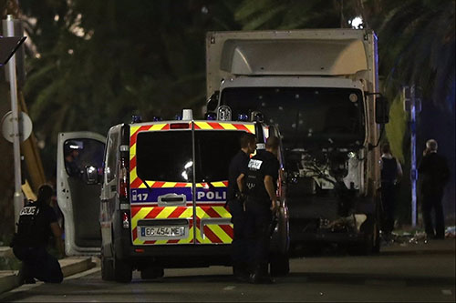 «کامیون وحشت» در فرانسه؛ حمله به جشن ملی در «نیس»؛ تعداد کشته ها به 80 نفر رسید