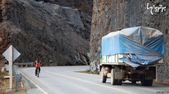 عکس: دوچرخه‌سواری در «جاده مرگ» بولیوی