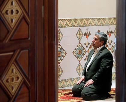 عکس نماز هیات ایرانی هنگام مذاکره