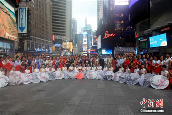 شوی لباس چینی در میدان تایمز نیویورک!