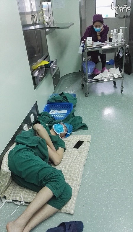 جراح خسته ای که روی زمین به خواب رفت