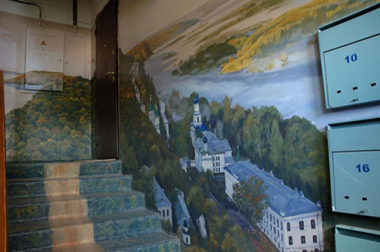 دیوارهای آپارتمان بوم نقاشی هنرمند روسی شد