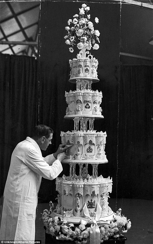 کیک عروسی جنجالی ملکه الیزابت +عکس