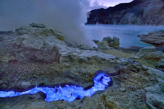 آتشفشانی با گدازه های آبی رنگ +عکس
