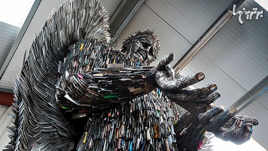 مجسمه عظیمی که از صدهزار چاقو ساخته شده