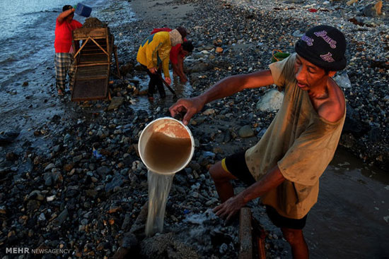 استخراج پرمشقت طلا در اندونزی‎