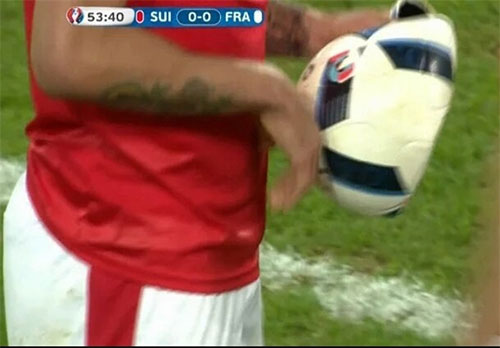 توپ بازی سوئیس - فرانسه پاره شد! +عکس
