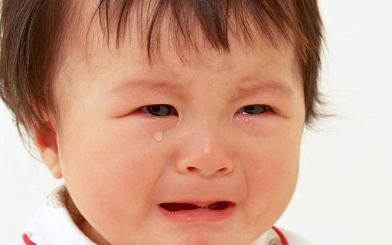 چرا نوزاد هنگام شیر خوردن عصبی است؟