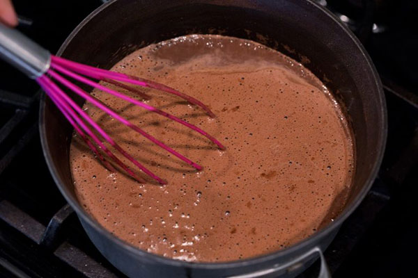 شکلات داغ غلیظ و خامه‌ای برای خلوت‌‌های پاییزی