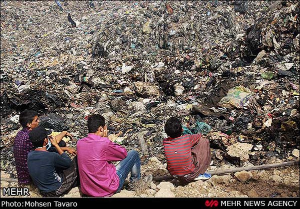 جشن روز پدر در میان زباله های شیراز!