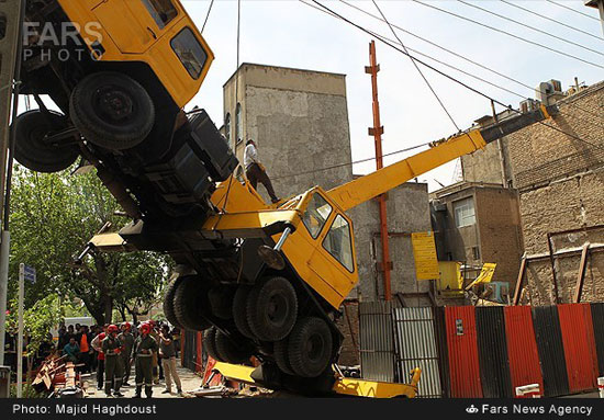 عکس: واژگونی جرثقیل در خیابان نبرد تهران