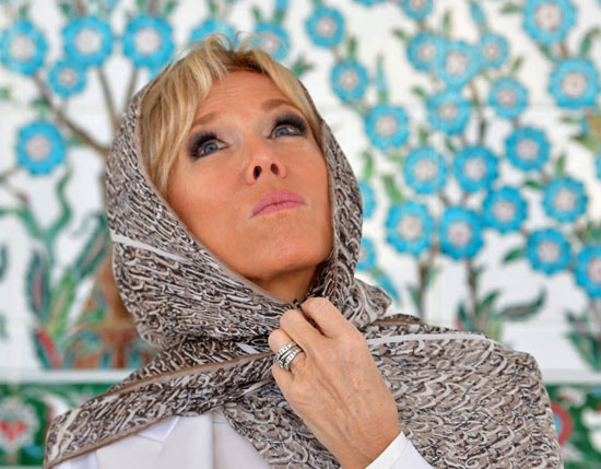 همسر رئیس‌ جمهور فرانسه در مسجد شیخ زاید