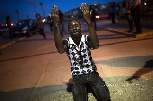 ساعت ها انتظار دردناک روی حصار +عکس