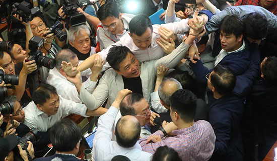 کتک‌کاری خونین در مجلس قانون‌گذاری هنگ‌کنگ