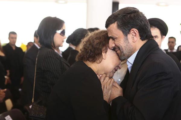 دلداری احمدی نژاد به مادر چاوز+عکس و فیلم