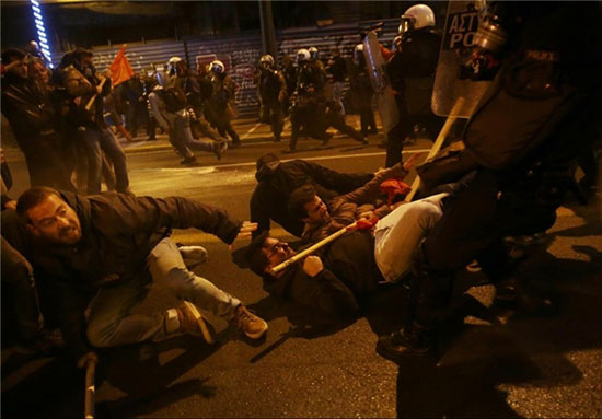 حمله پلیس ضدشورش یونان به معترضانِ اوباما