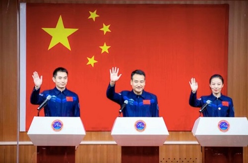چین ۳ فضانورد دیگر به فضا فرستاد