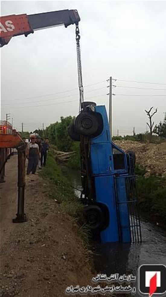 سقوط نیسان وانت به همراه راننده در کانال آب
