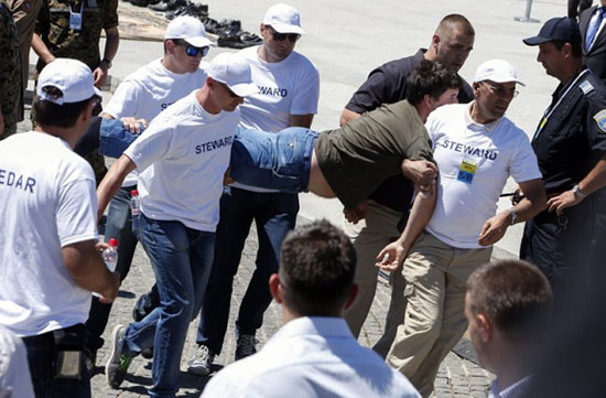 عکس: حمله به نخست‌ وزیر صربستان
