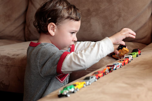 ویژگی های کودکان دچار اوتیسم را بشناسیم