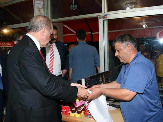 اردوغان در حال خرید از بقالی