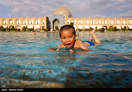 آب بازی کودکان در نقش جهان اصفهان