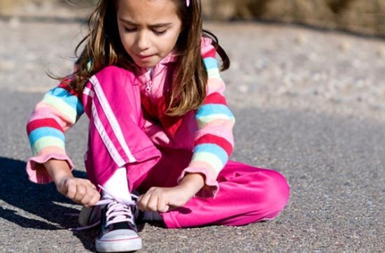 چطور به کودکان بستن بند کفش را آموزش دهیم؟