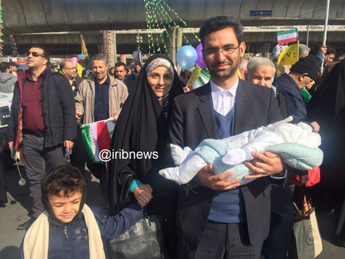 وزیر ارتباطات همراه با خانواده در مراسم ۲۲ بهمن