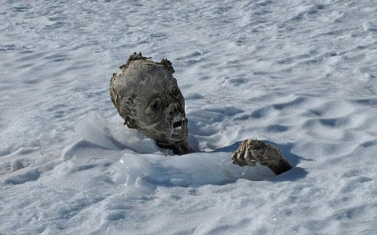 کشف دو جسد مومیایی در قله کوه +عکس