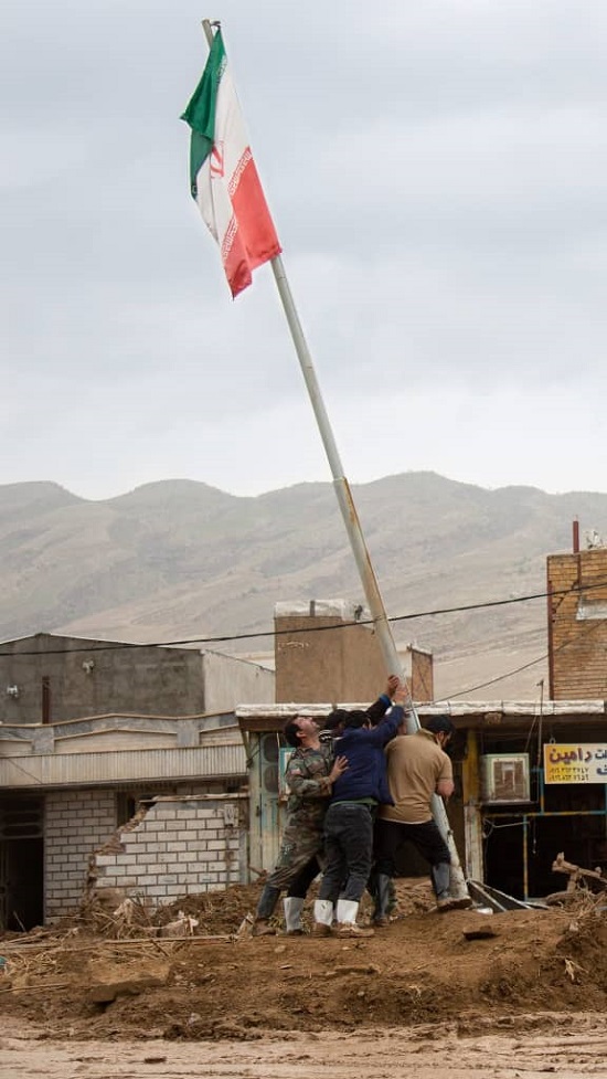پرچم ایران در سرزمین سیل‌زدگان سراپا ماند