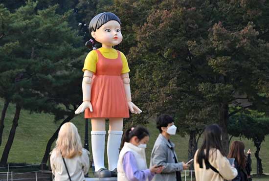 نصب عروسک «بازی مرکب» در پارک شهر سئول