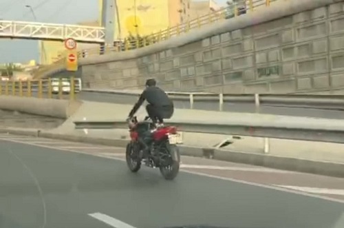 واکنش پلیس به حرکات پر خطر یک موتورسوار