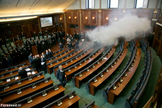 پرتاب گاز اشک‌ آور در پارلمان کوزوو! +عکس