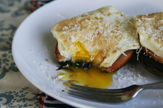 طرز تهیه صبحانه قارچ و گوشت با تخم مرغ