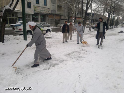 اقدام  یک امام جمعه برای برف‌ روبی +عکس