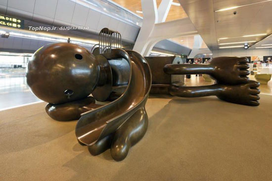 عکس: مجسمه های غول پیکر در فرودگاه
