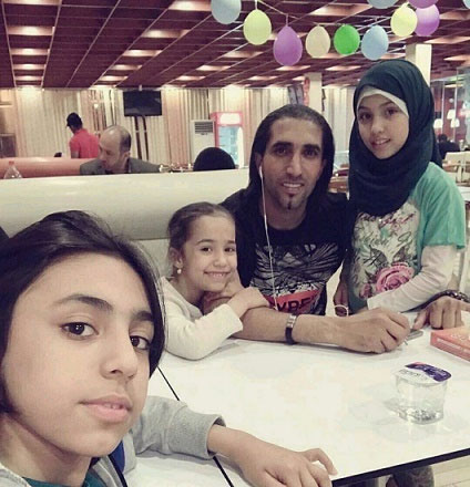 ستاره عراقی تراکتور در کنار فرزندانش