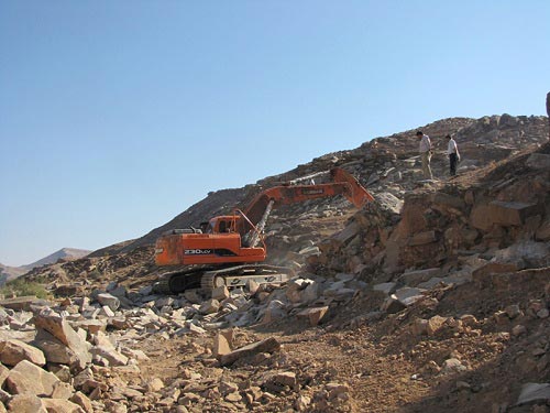 تخریب نقوش سنگی بز کوهی با بلدوزر+عکس