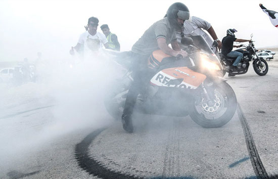 عکس: تفریح خطرناک موتورسواران در لامرد