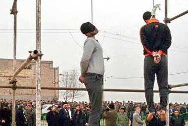 اعدام دو متجاوز در مشهد و در ملاعام