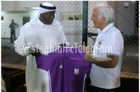 اهدای پیراهن باشگاه قطری به سرپرست استقلال