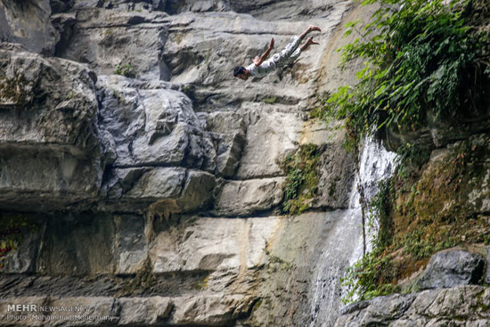 عکس: شنا و شیرجه در آبشار شیر آباد