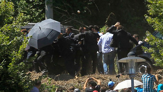 عکس: حمله به نخست‌ وزیر صربستان